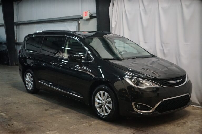 2019 Chrysler Pacifica Touring L // PDX Auto Imports